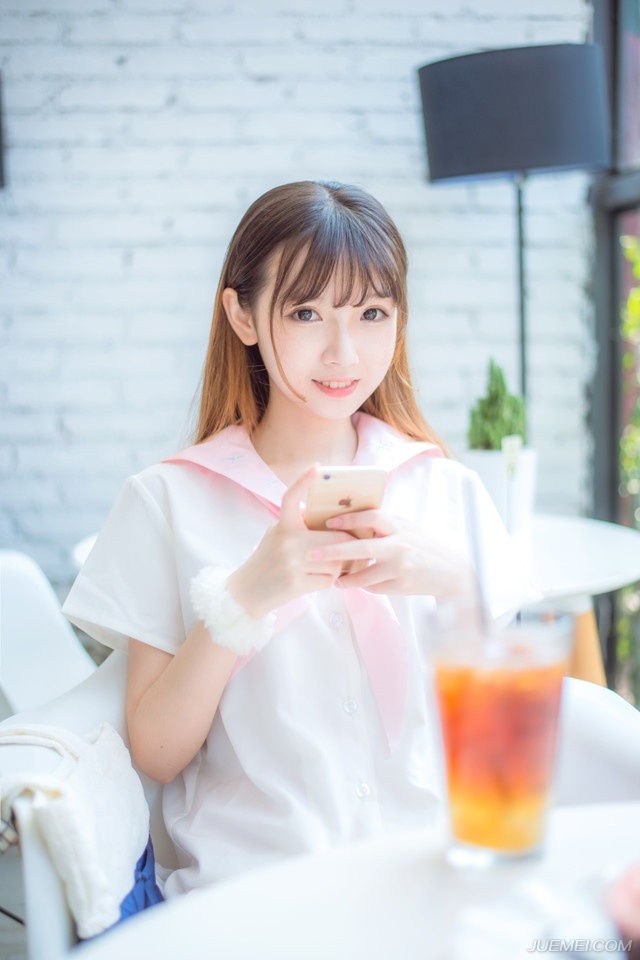 “若是招降张任的话，我倒有一计。”法正坐在庞统身侧，想了想，突然微笑道。